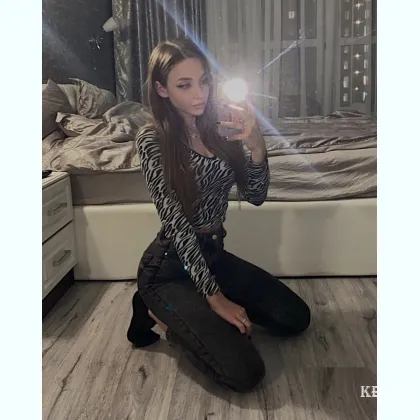 Сладенькая девушка с обнаженными плечами для отдыха